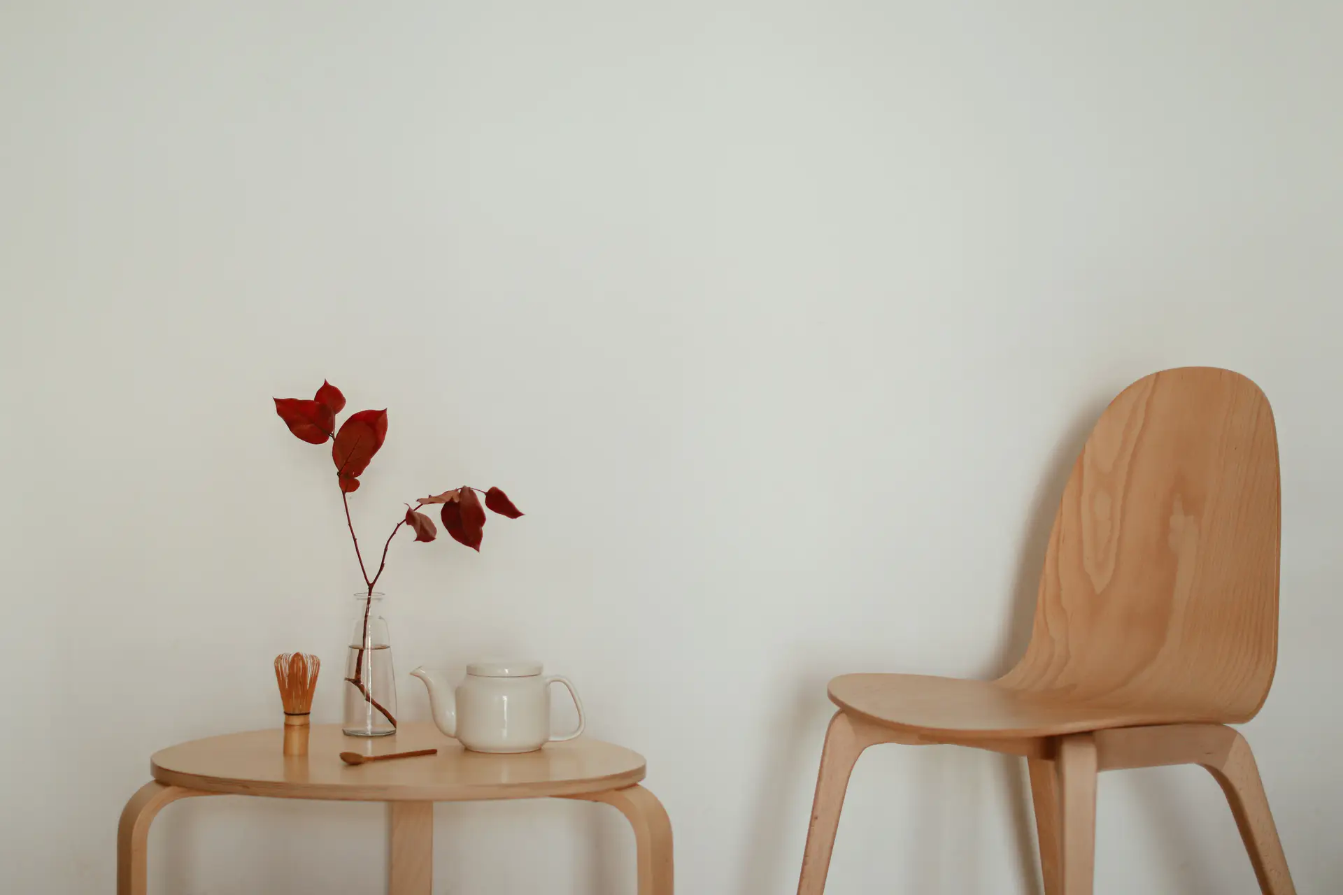 Minimalistinen pohjoismainen huonetila, puiset huonekalut ja luonnonvalo