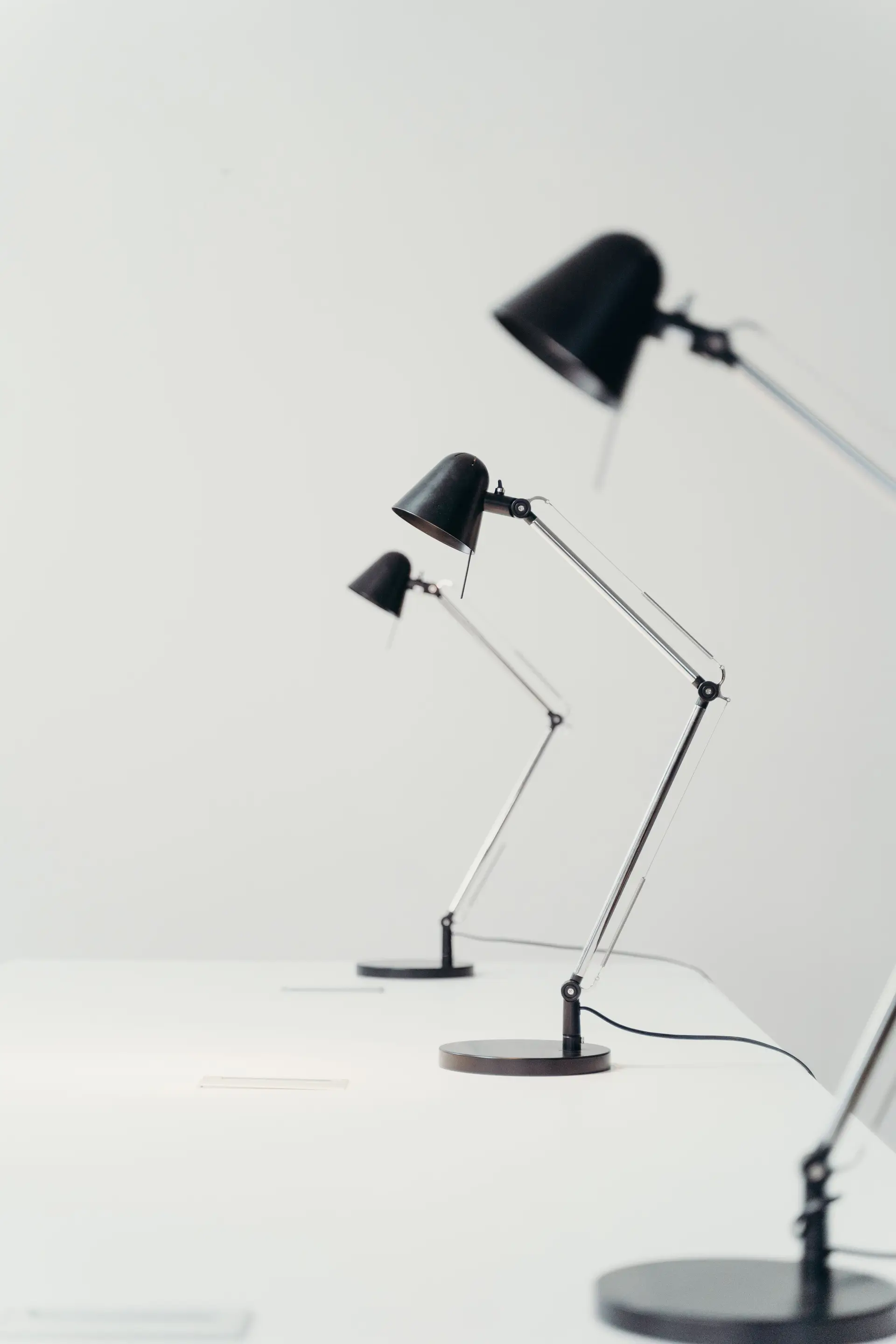 Klassinen minimalistinen pöytävalaisin työtasolla